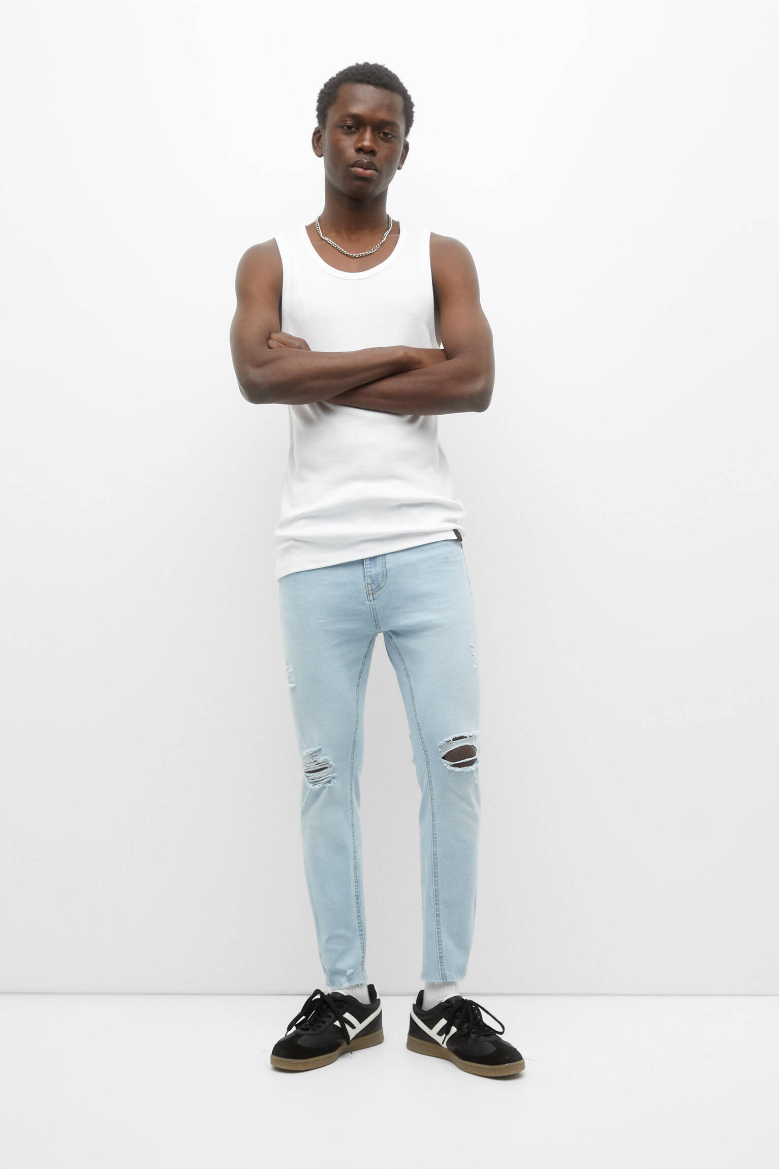 CALÇA JEANS RASGADA CARROT FIT - ÍNDIGO CLARO