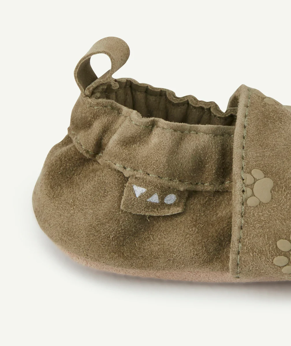 CHAUSSONS BÉBÉ GARÇON EN CUIR BRUN CLAIR AVEC IMPRIMÉ PATTES DE CHIEN