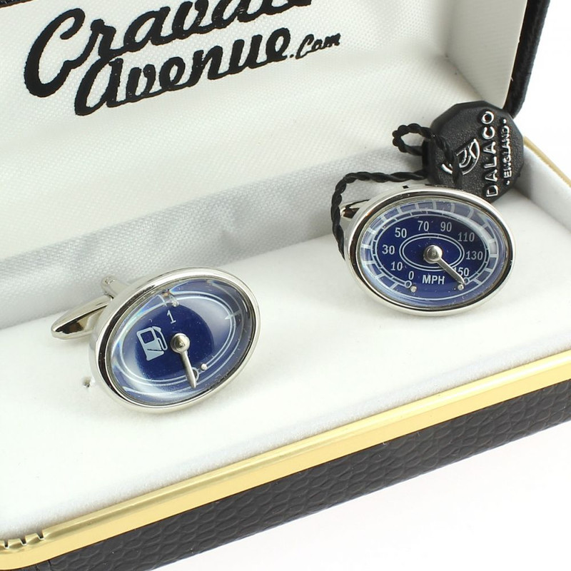 Boutons de manchette, jauge de carburant et compteur