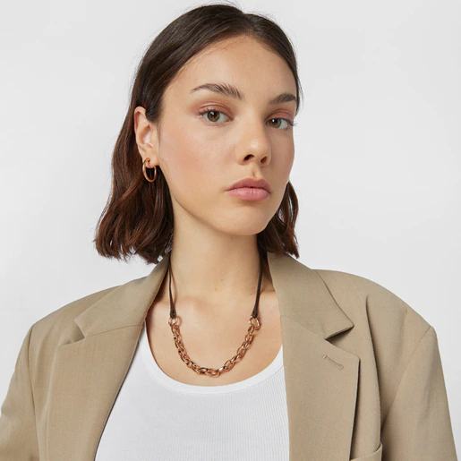 Conjunto de pulseira e colar com banho de ouro rosa 18k sobre prata e couro.