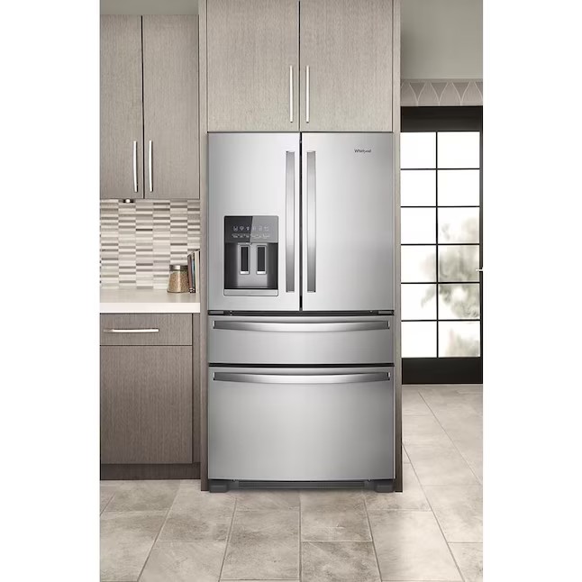 Refrigerador Whirlpool de 24,5 pés cúbicos com 4 portas e sistema French Door, com máquina de gelo (aço inoxidável resistente a impressões digitais) e certificação ENERGY STAR.