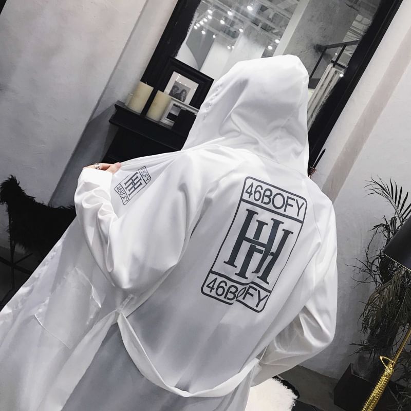 Bjorn - Lange trenchcoat met capuchon en strikceintuur en tekstprint