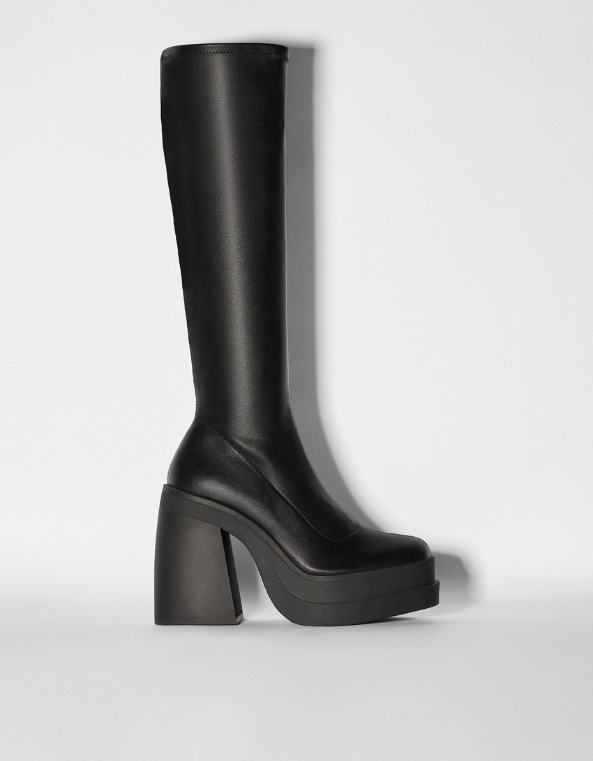 Botas de cano curto com plataforma e salto alto.