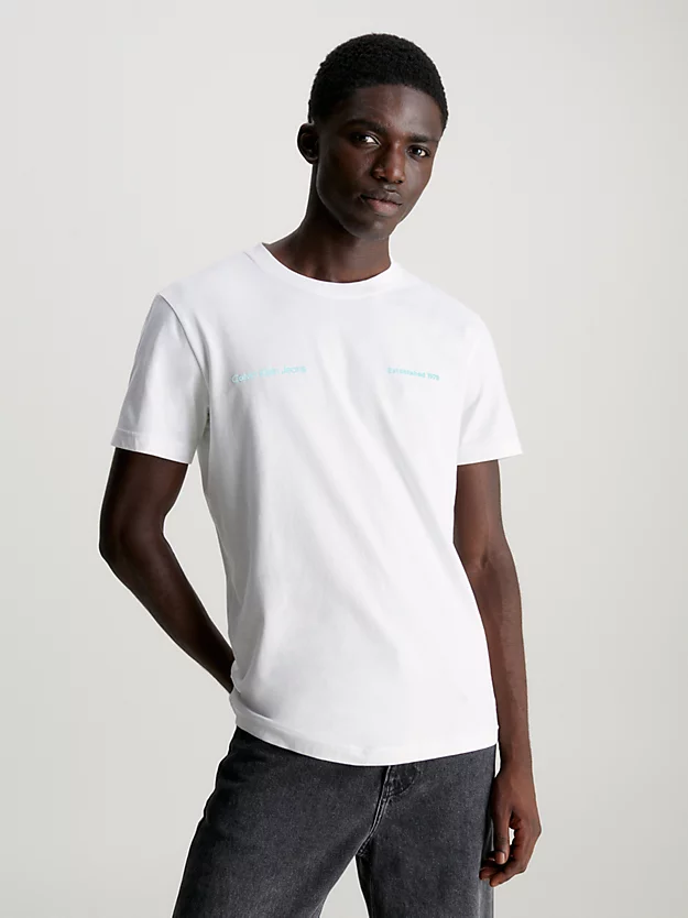 Camiseta com logotipo nas costas