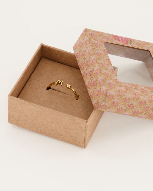 Initial ring met steentje