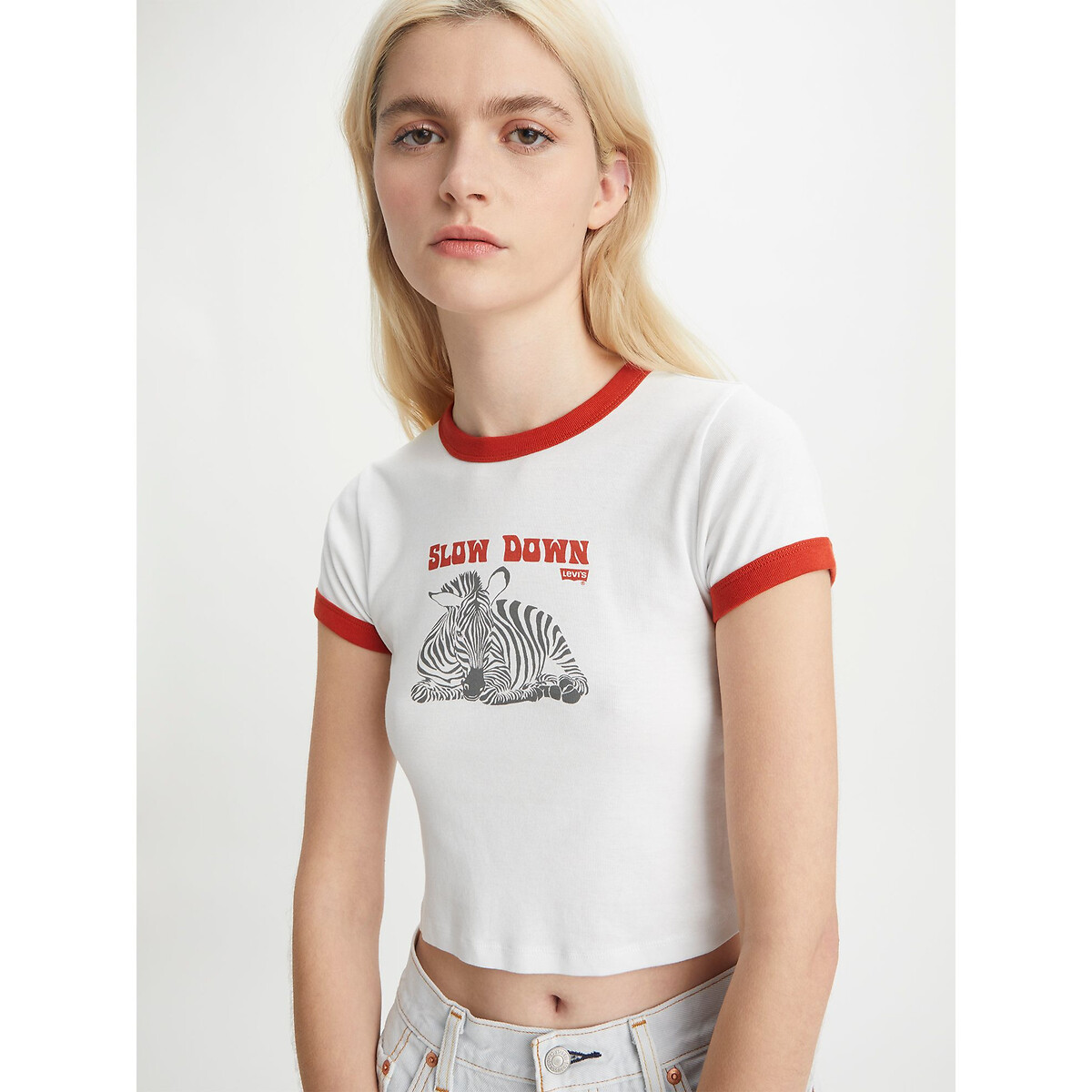 Camiseta cropped Levi's com estampa na frente.