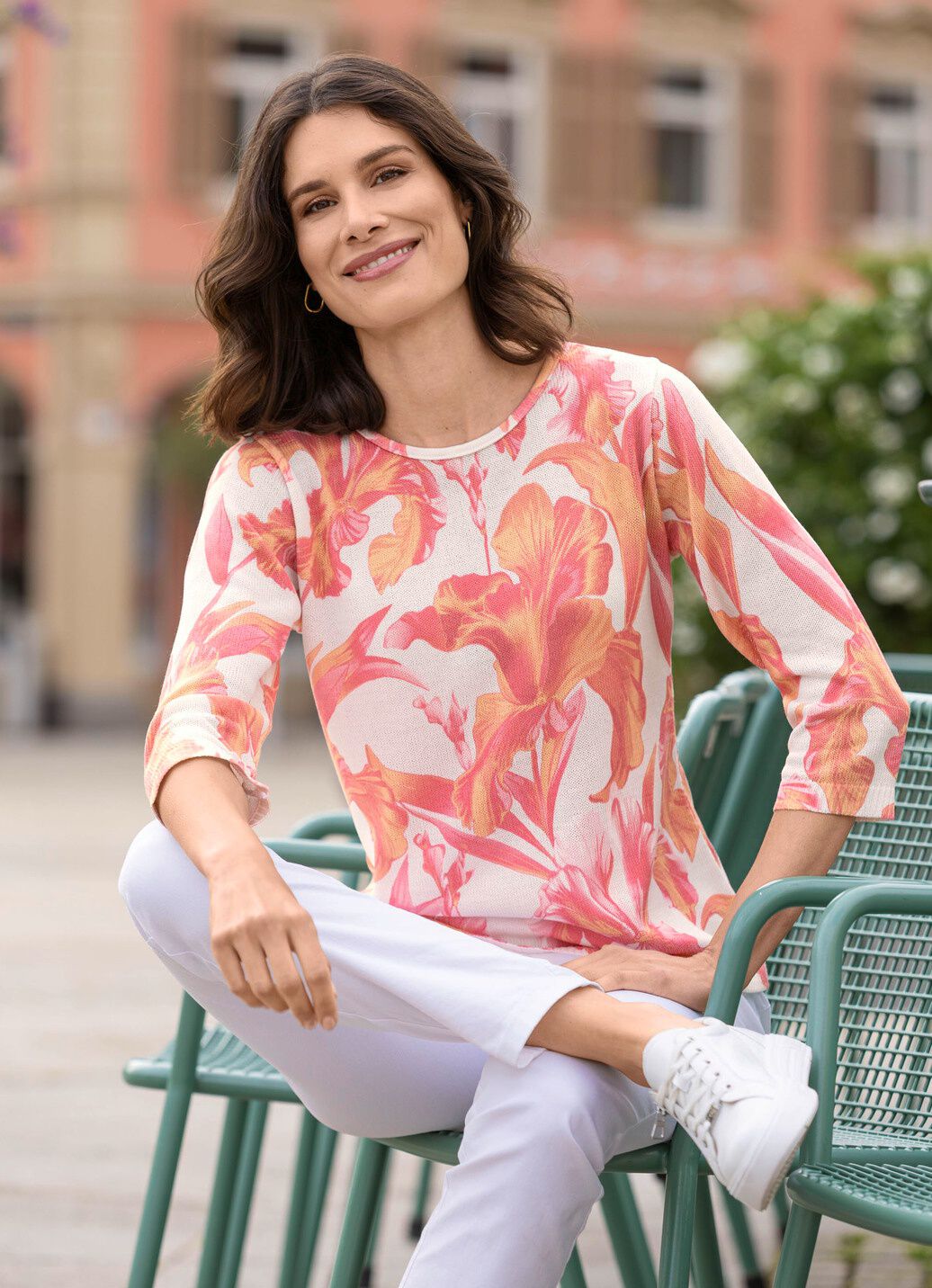 Pullover in floralem Feinstrick