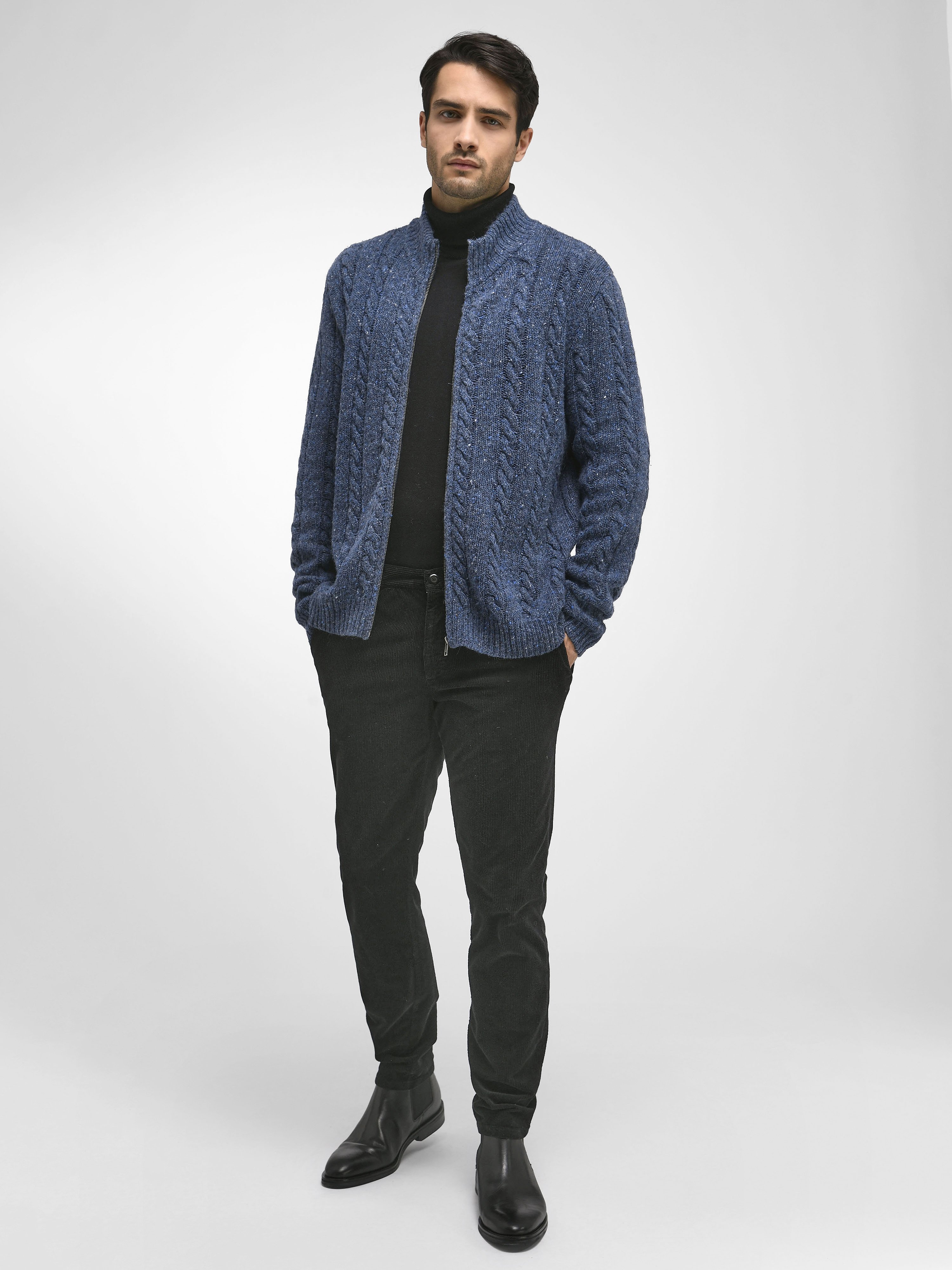 Strickjacke mit Stehkragen