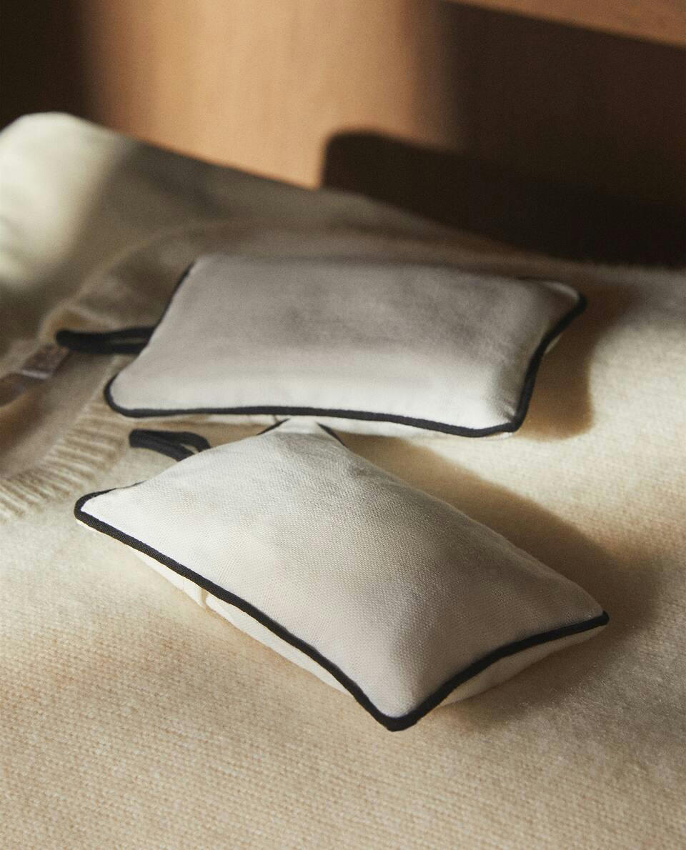 Pacote com 2 sacos de lascas de cedro para guarda-roupa.
