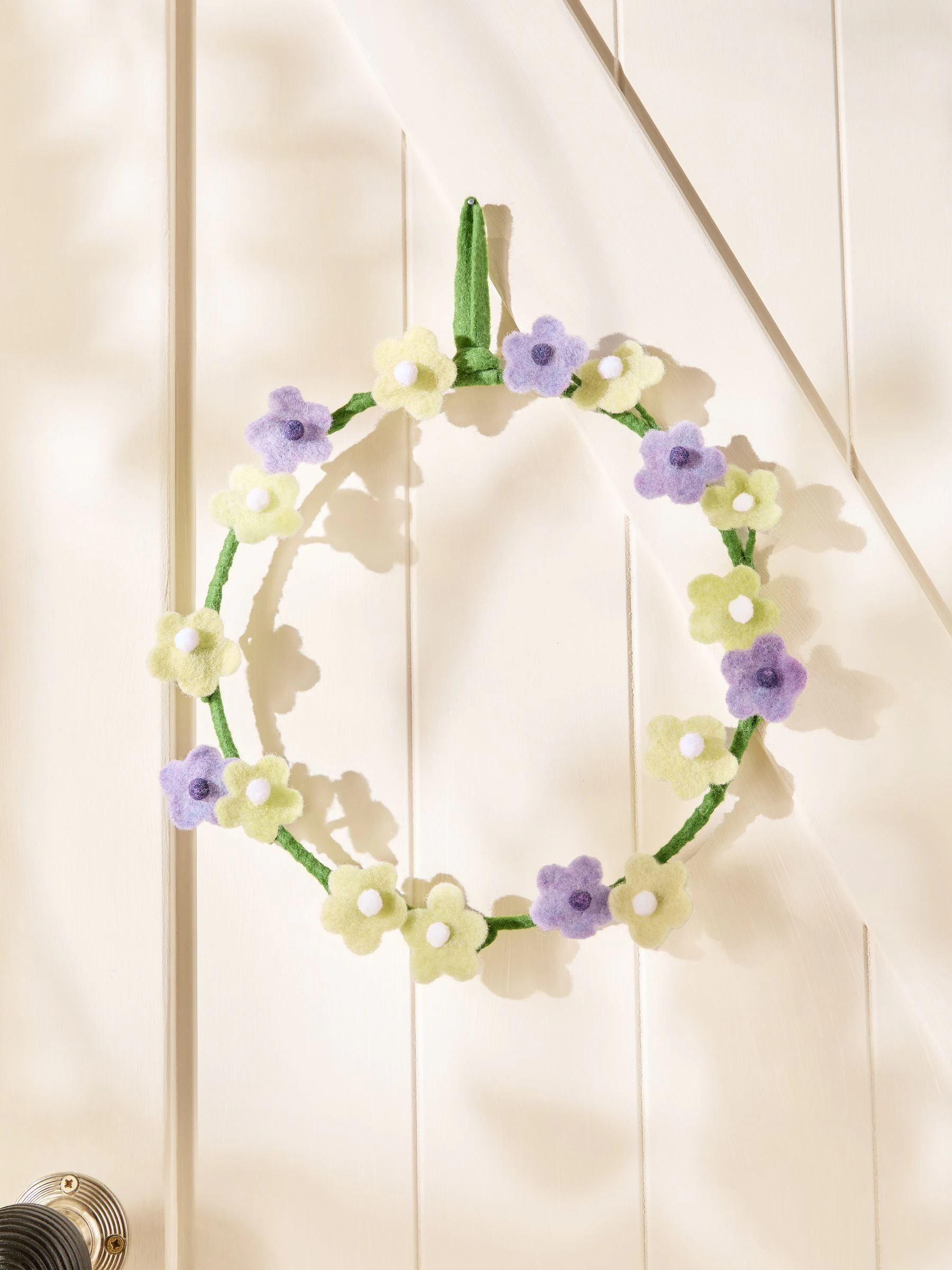 Lentekrans van vilt met bloemen