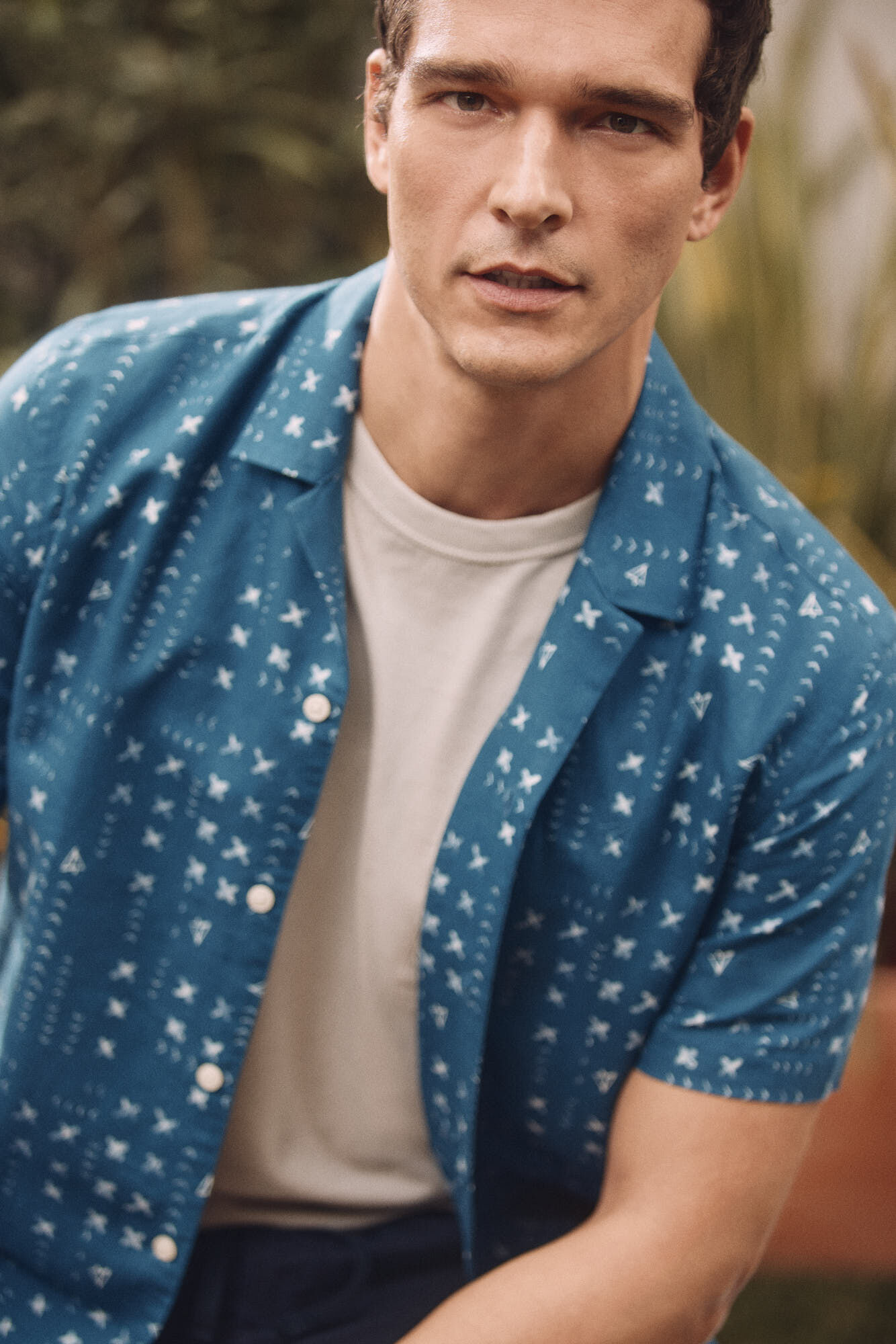 Camisa de linho de manga curta com estampa de patchwork - Azul marinho
