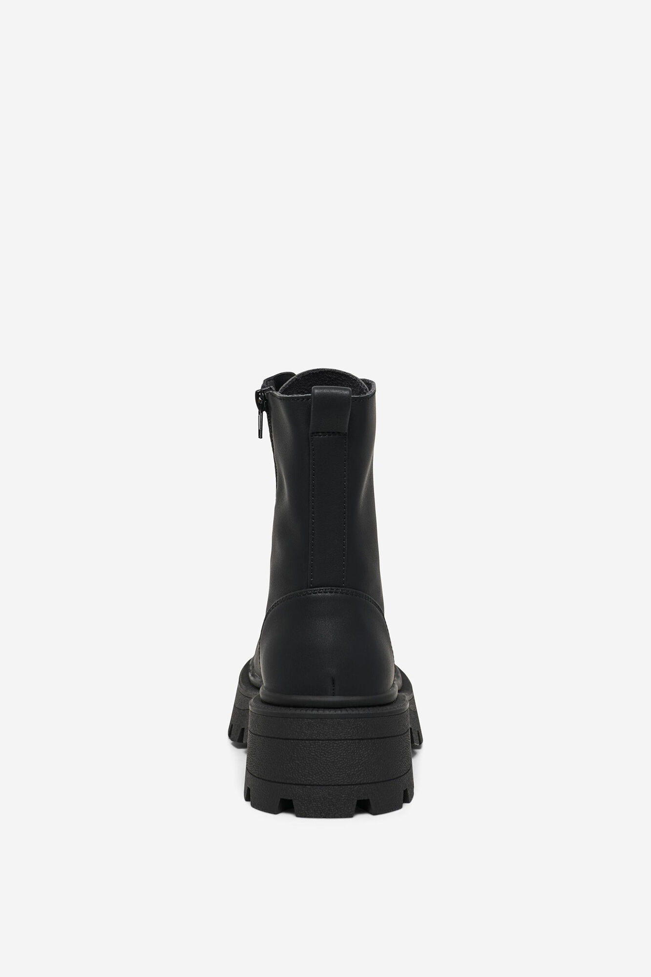 Botas de amarrar com sola tratorada