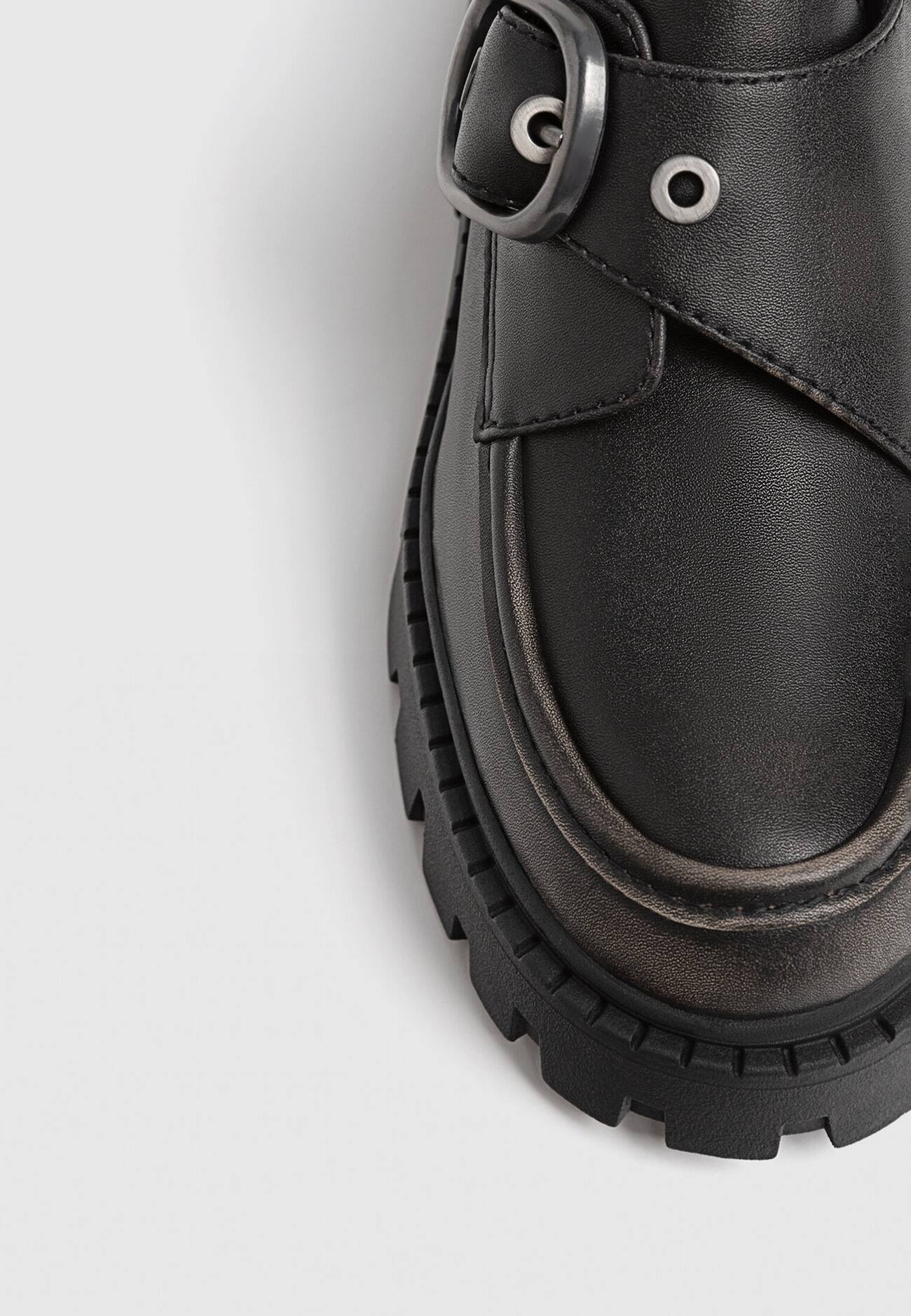 Sapatos baixos com fivela e solado tratorado.