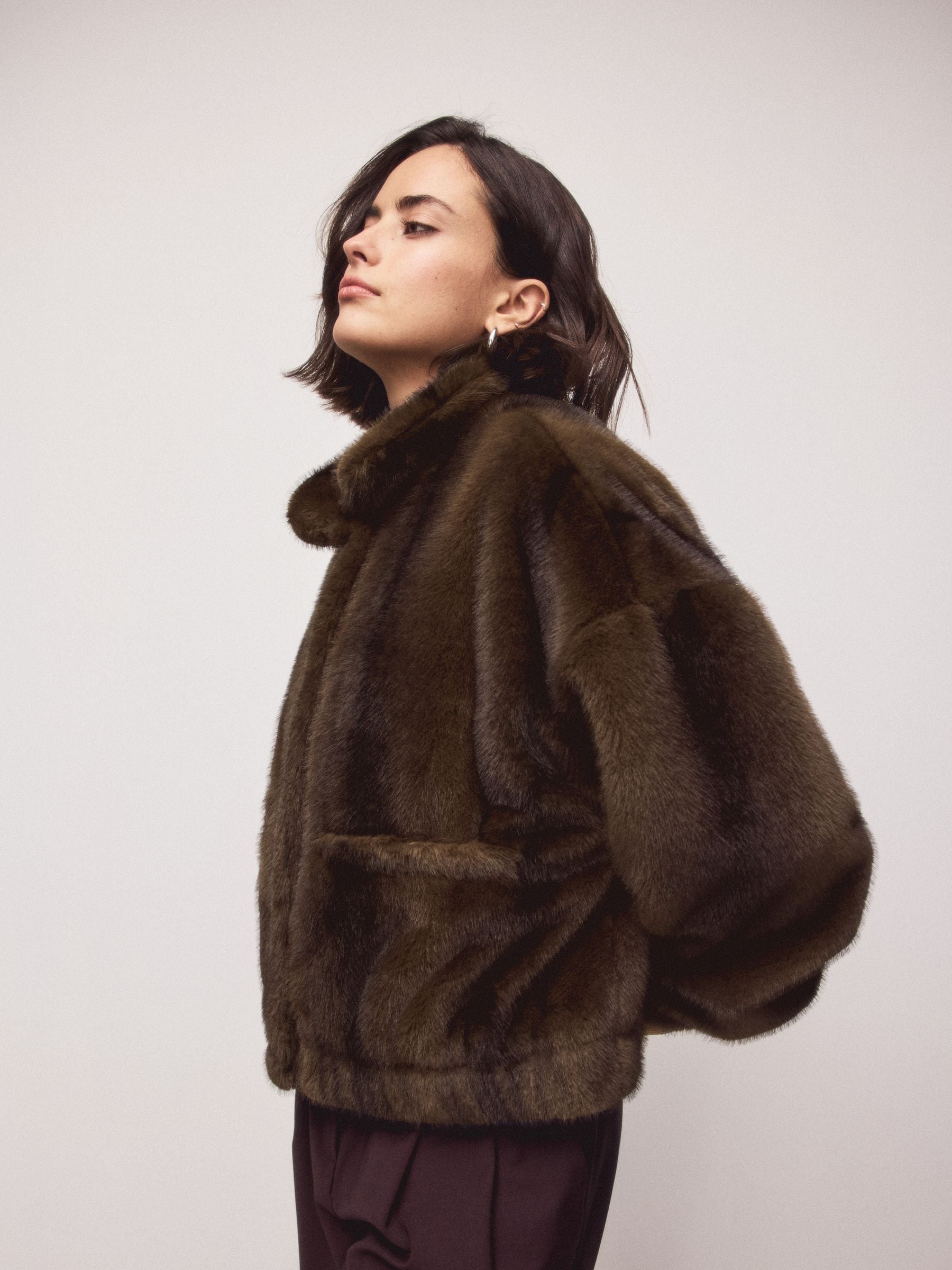 Chocoladebruin - Soft Touch Faux Fur Funnel Neck Bomber Jacket