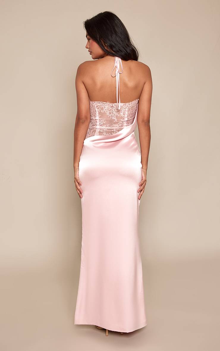 Rose Pâle Robe Longue Ajustée En Satin Avec Dos Drapé Et Détails En Dentelle