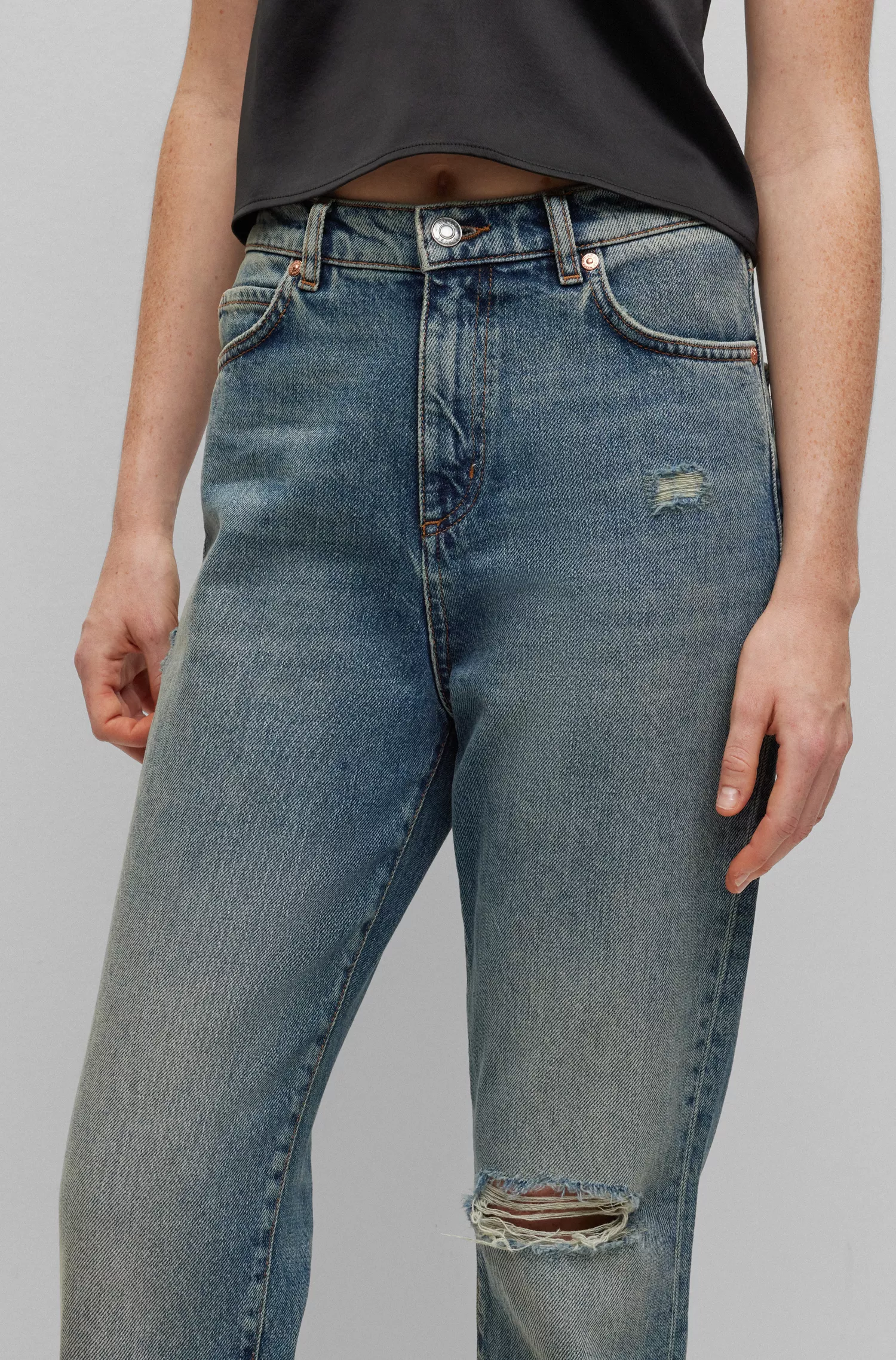 Calça jeans HUGO vermelha, modelagem relaxada, em denim azul-marinho.