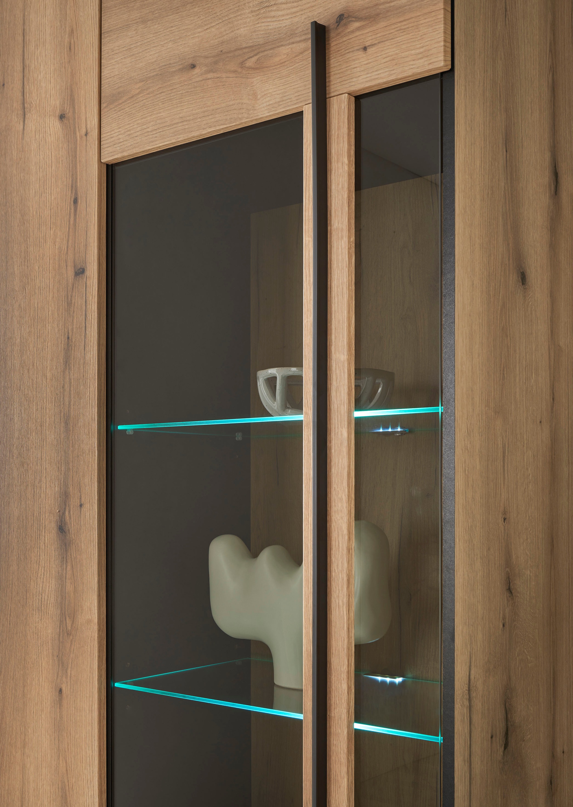 INOSIGN Vitrine »Cantara, Vitrinenschrank in Eiche Evoke oder weiss, Standvitrine« schwarzer Stangengriff, ausreichend Stauraum, vielseitig einsetzbar