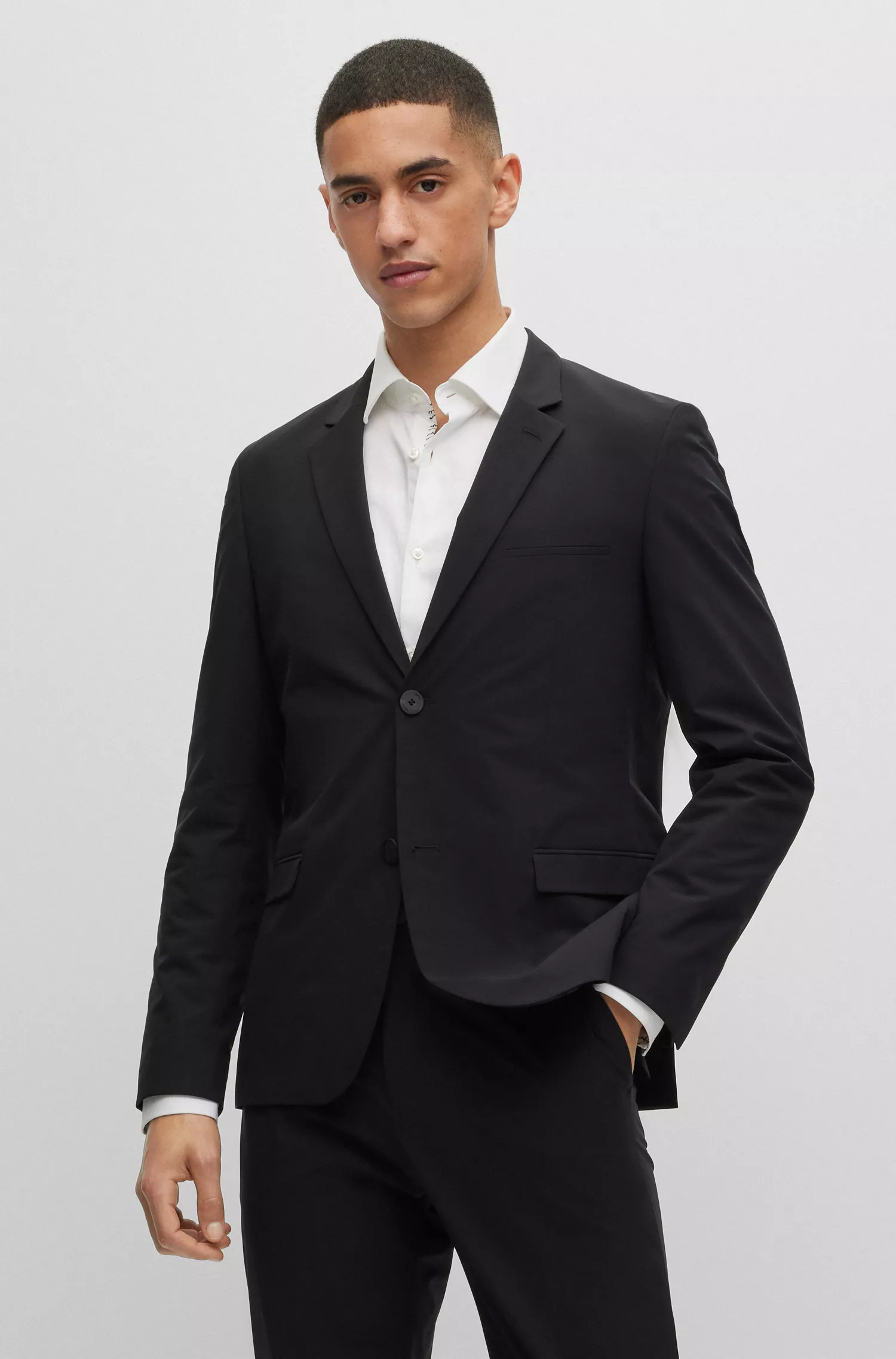 Terno HUGO vermelho, dobrável e extra-slim em tecido elástico de alta performance.