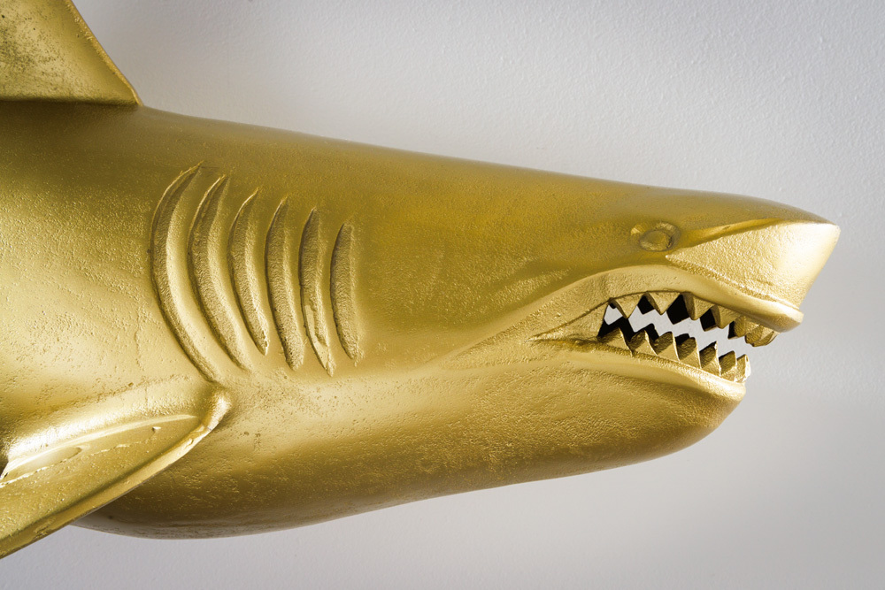 Maritime Wanddekoration HAI 105cm gold rechts Metall handmade Haifisch Design Skulptur