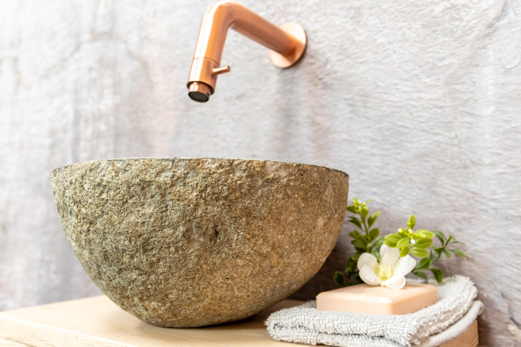 Saniclear Seba fonteinset met eiken plank, rivierstenen waskom en koperen kraan voor in het toilet