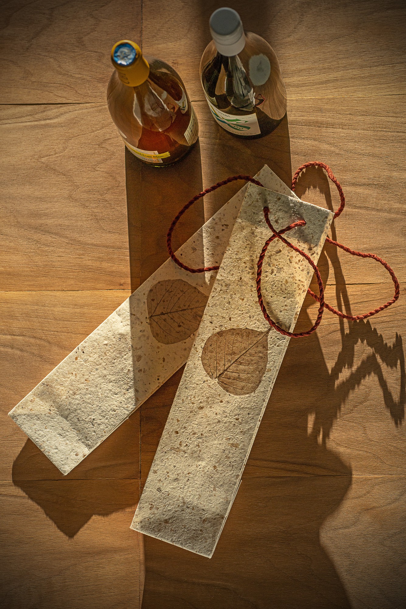 Tasche für Flaschen 'braunes Blatt', handgeschöpftes Papier, H 37, B 9 cm, T 9 cm günstig bestellen
