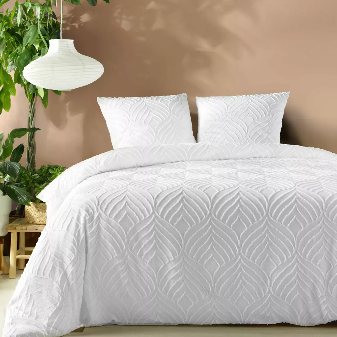 Housse de couette et deux taies microfibre tuftée (240 x 220 cm) Heltie Blanche