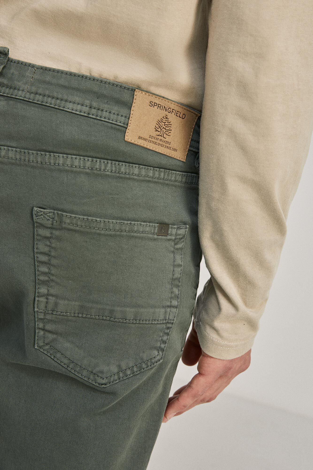 Calça slim fit com 5 bolsos - cáqui escuro