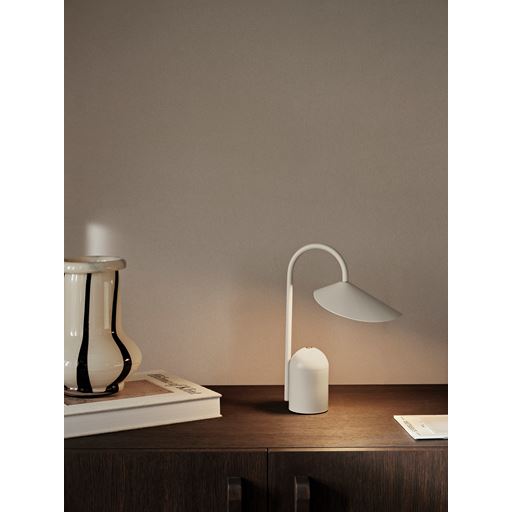 ferm LIVING Arum Portable Bordlampe, Cashmere