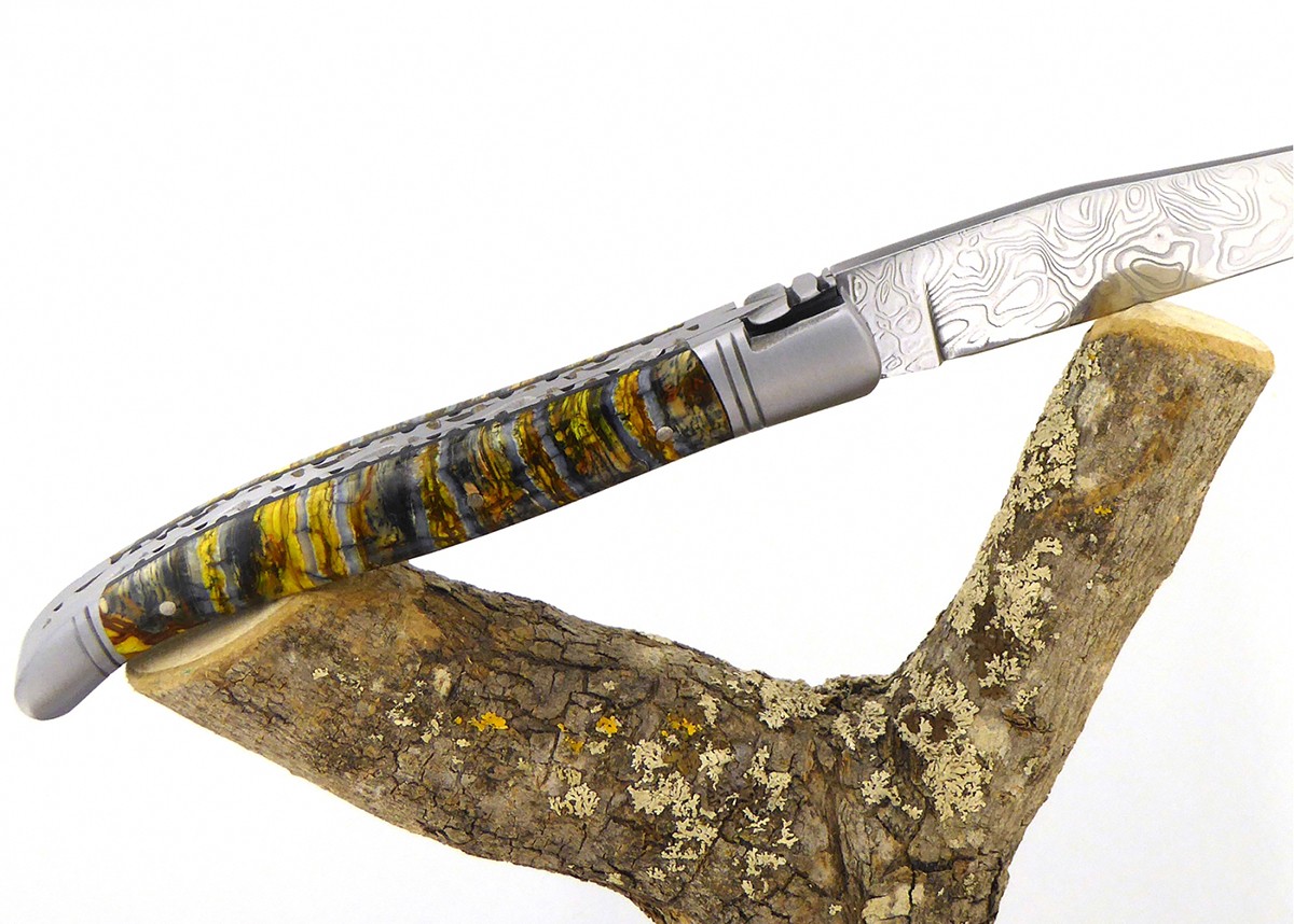 Couteau Laguiole avec un manche en Molaire de Mammouth teintée doré