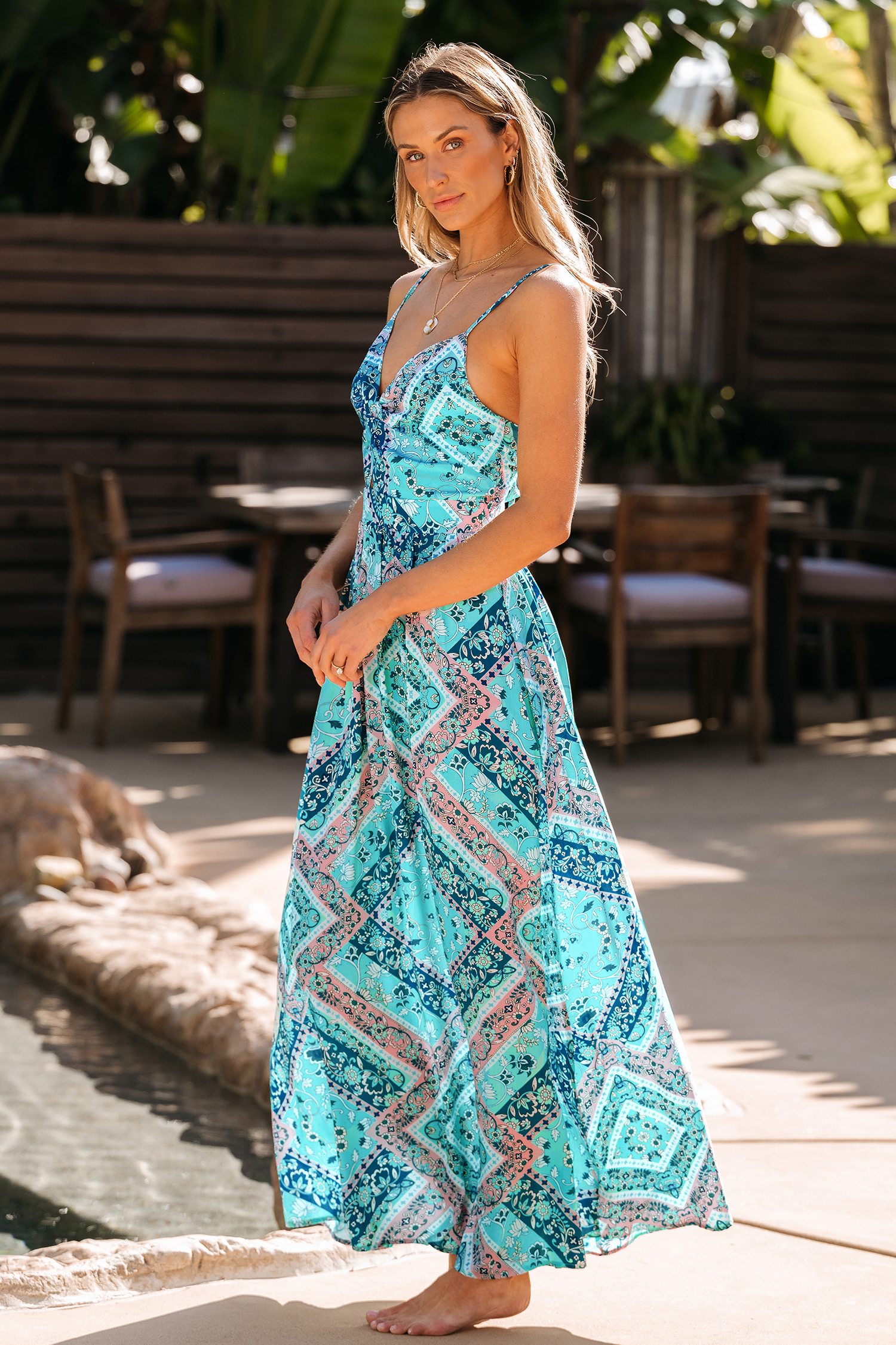 Robe maxi torsadée avec trou de serrure bleue boho