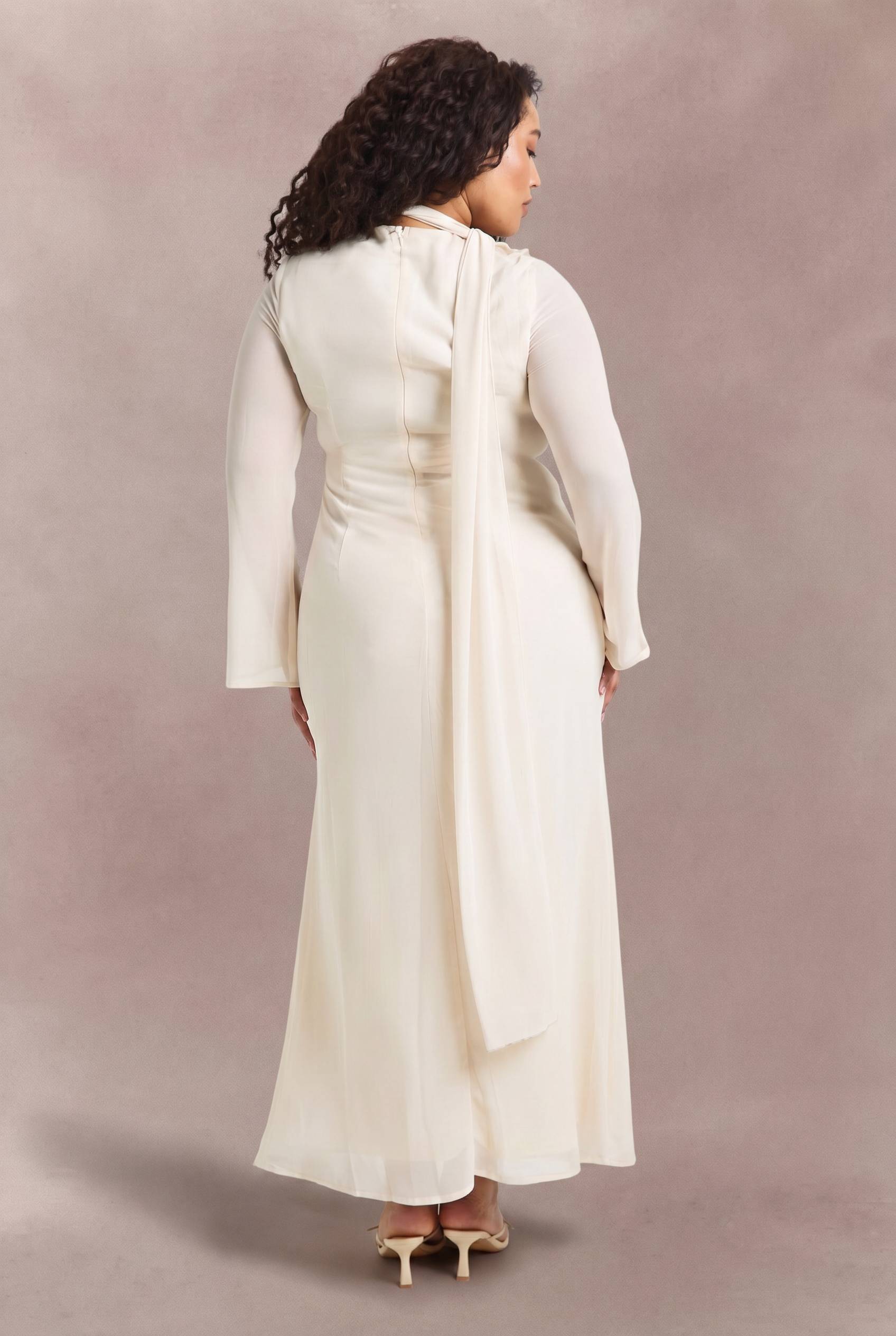 boohoo Robe Longue Grande Taille À Volant Frontal Et Détail Foulard