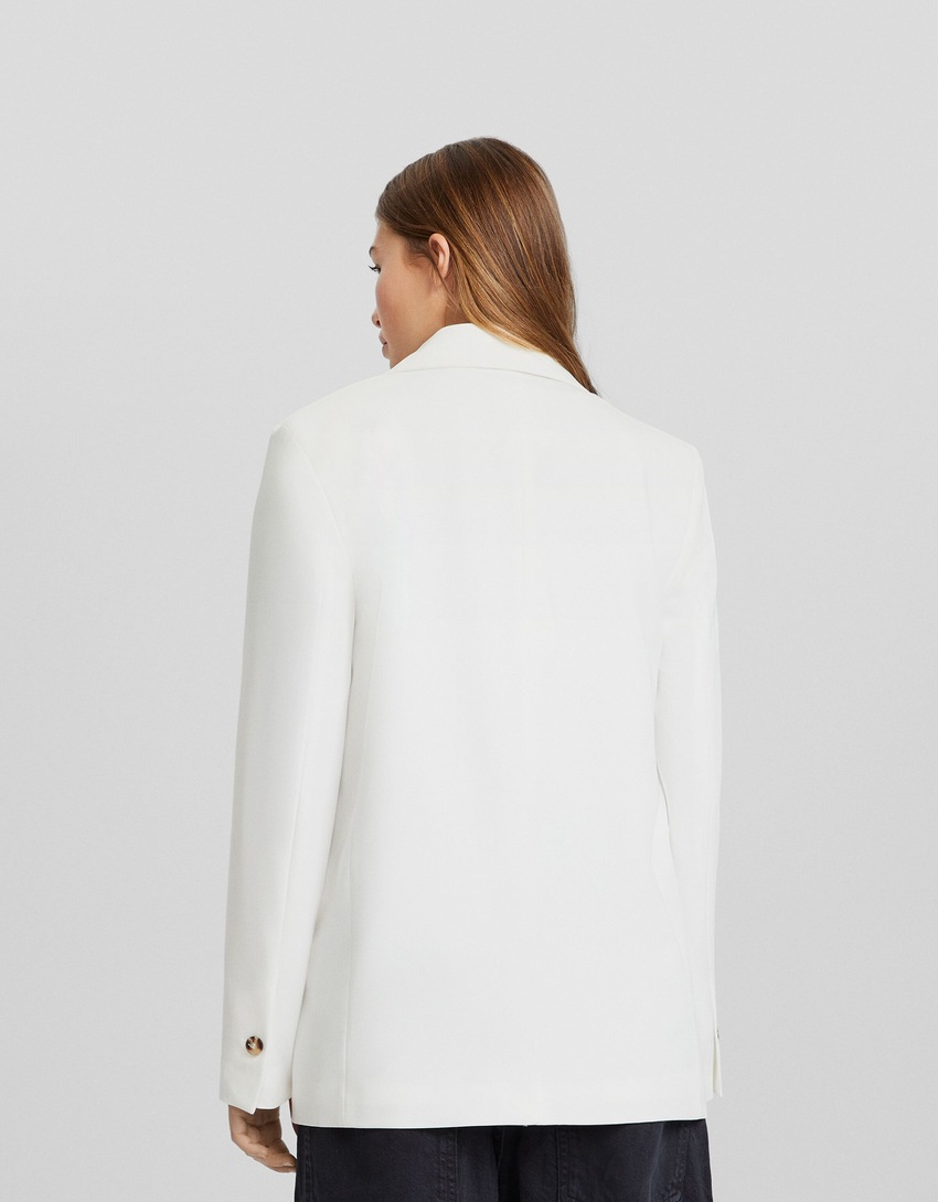 Blazer feminino de corte regular e abotoamento duplo.