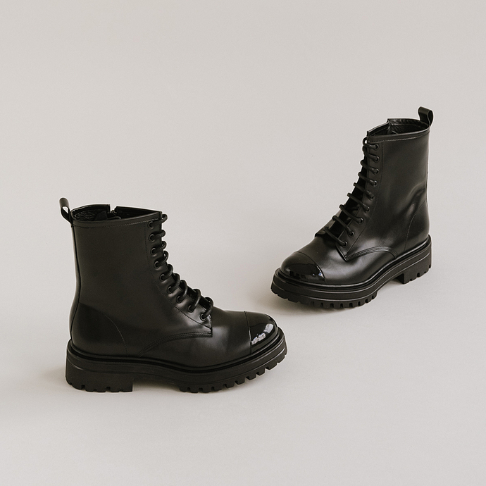 Boots à semelles crantées et lacets  en cuir et vernis noir