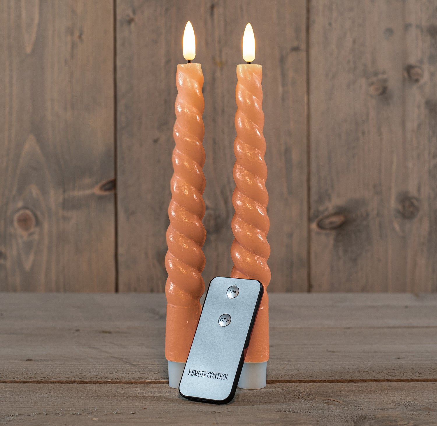 Anna's Collection LED kaars Swirl roze met afstandsbediening D 2,5 H 23 cm 2 stuks