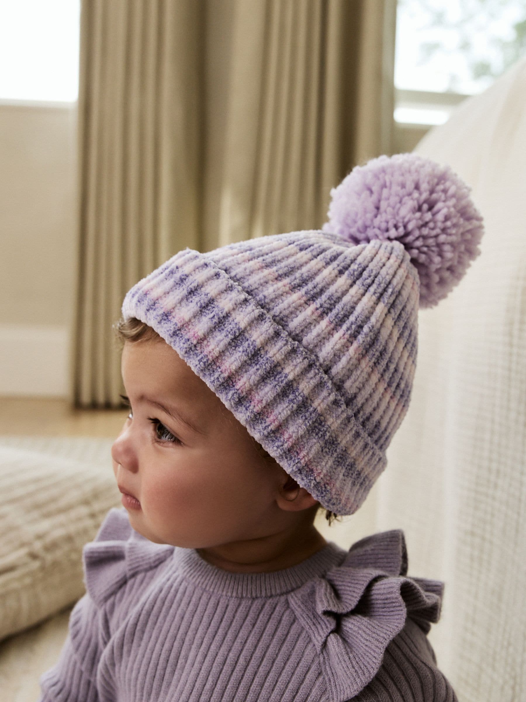Lila ton-sur-ton - Gebreide babymuts van chenille met pompon (0mnd-2jr)