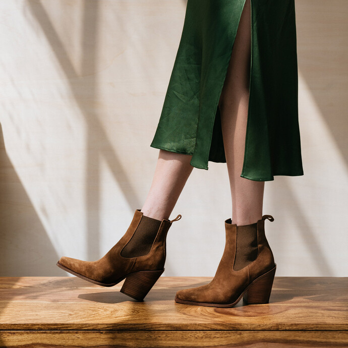 Boots à talons pointus et fronces  en croute cognac