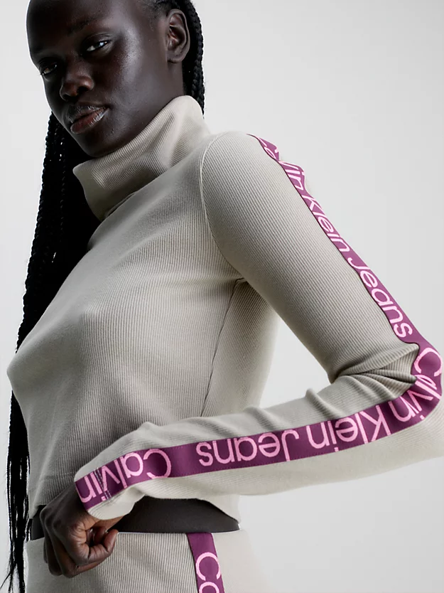Top cropped com fita de logo