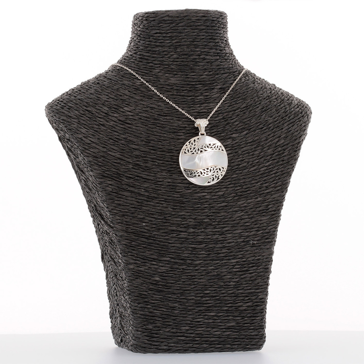 Pendentif argent rond en dentelles d'argent fin et vagues de nacre blanche