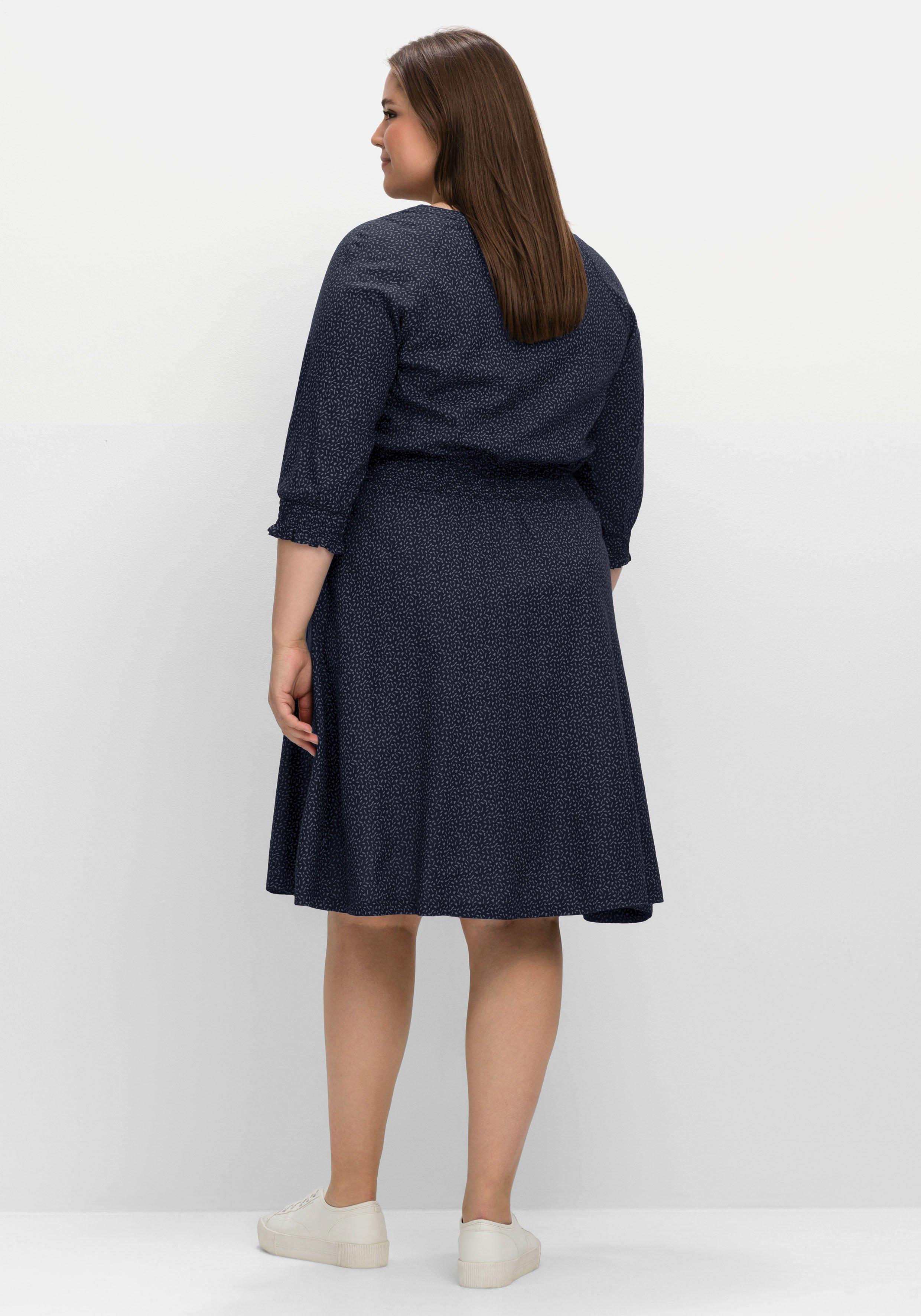 Kleid mit Minimalprint und Taillengummizug