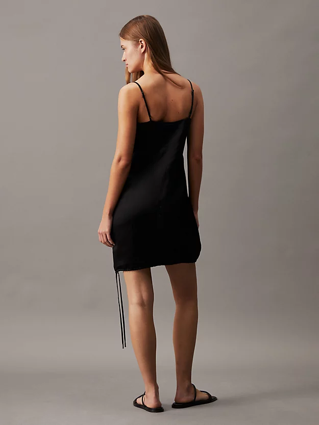 Vestido slip de corte reto em linho e viscose.