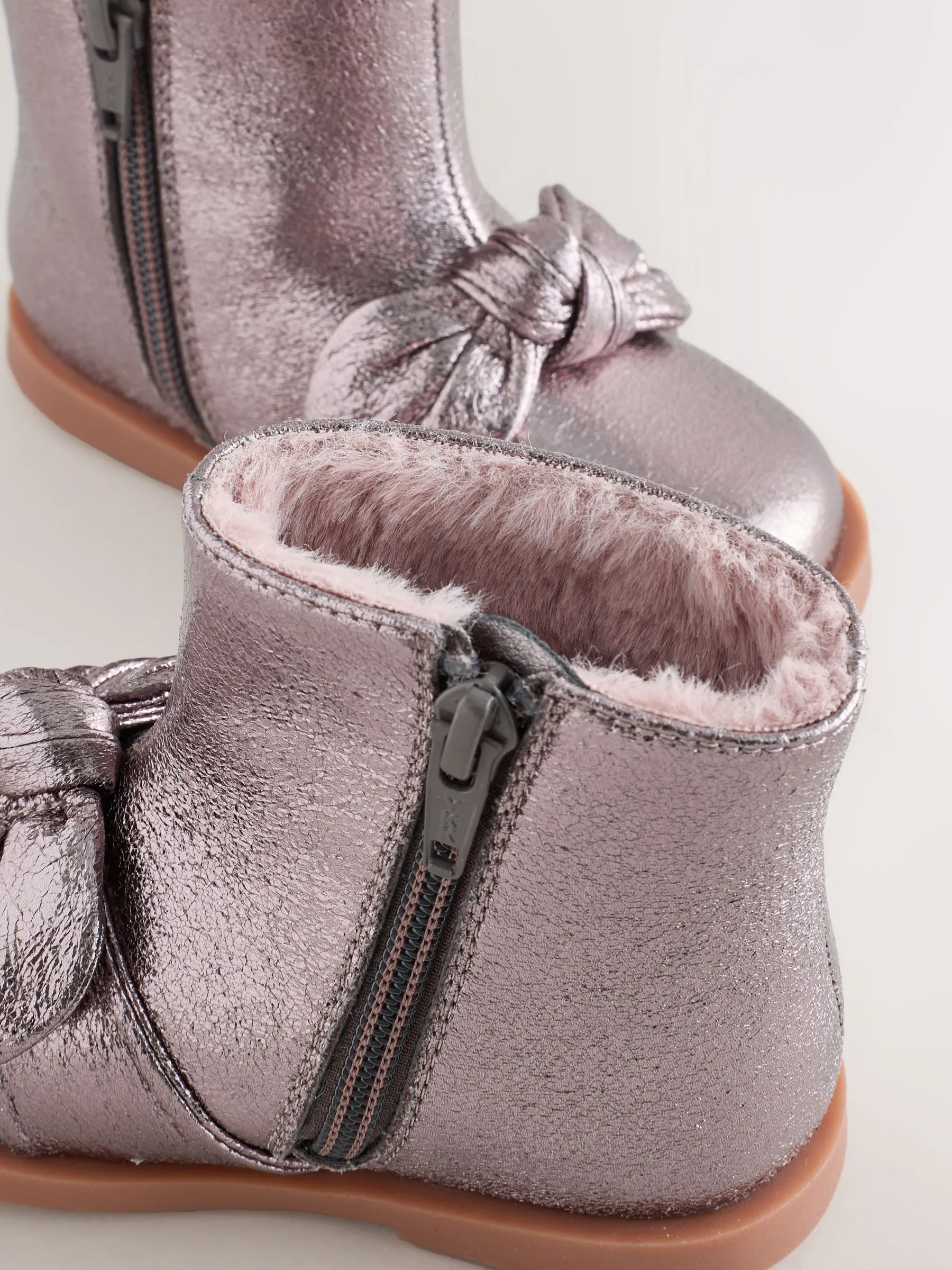 Tingrijs - Metallic laarzen met strik