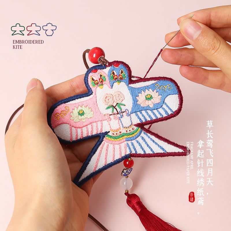 Embroidery Kingdom - DIY borduurpakket met dierenvlieger-amulet