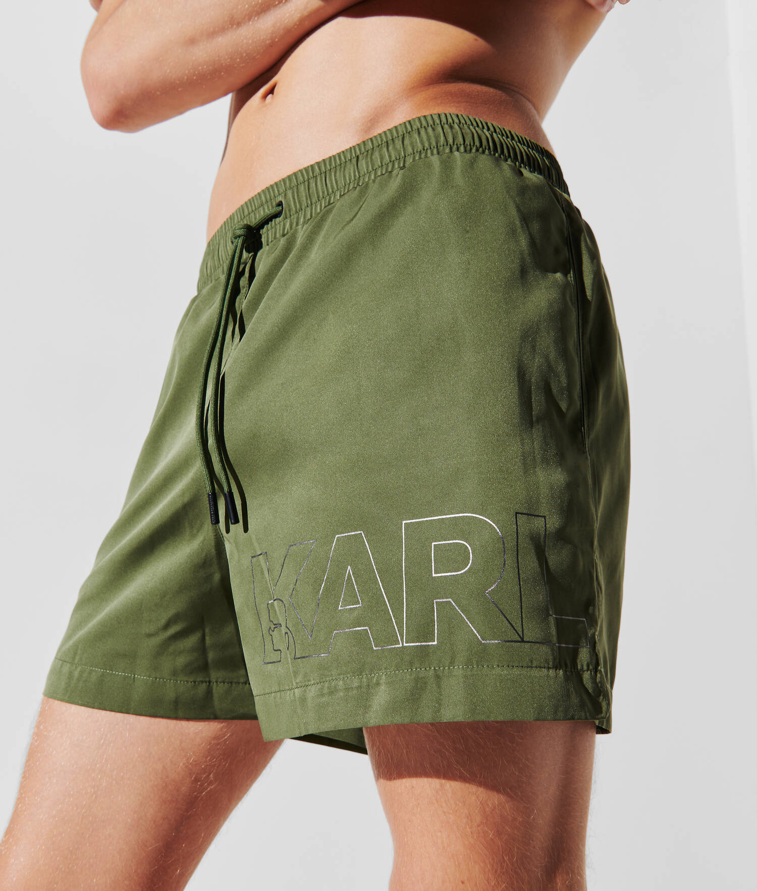 SHORT DE BAIN LONG À LOGO KARL MÉTALLISÉ - Cyprès