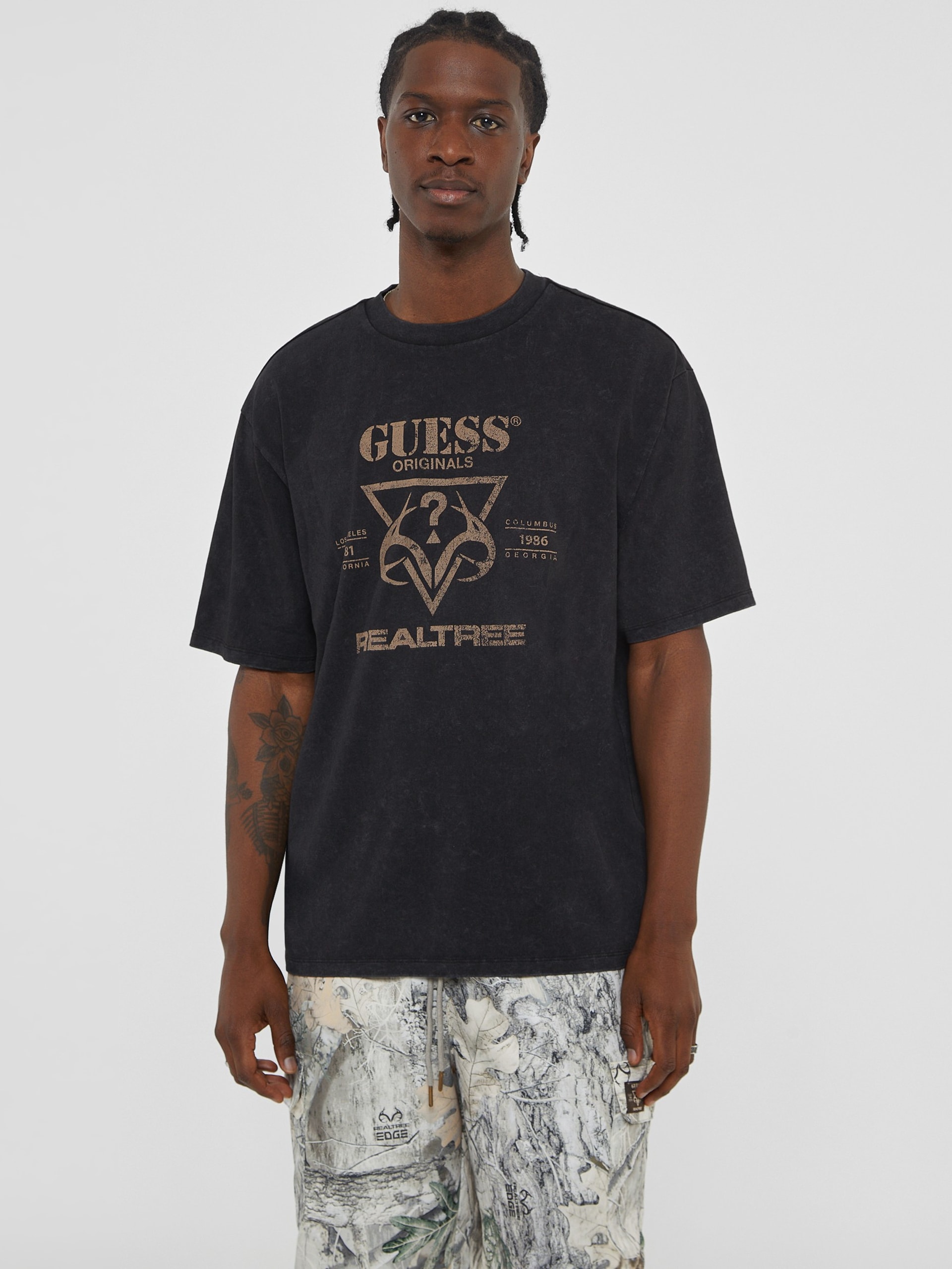 Camiseta GUESS Originals x RealTree Signature