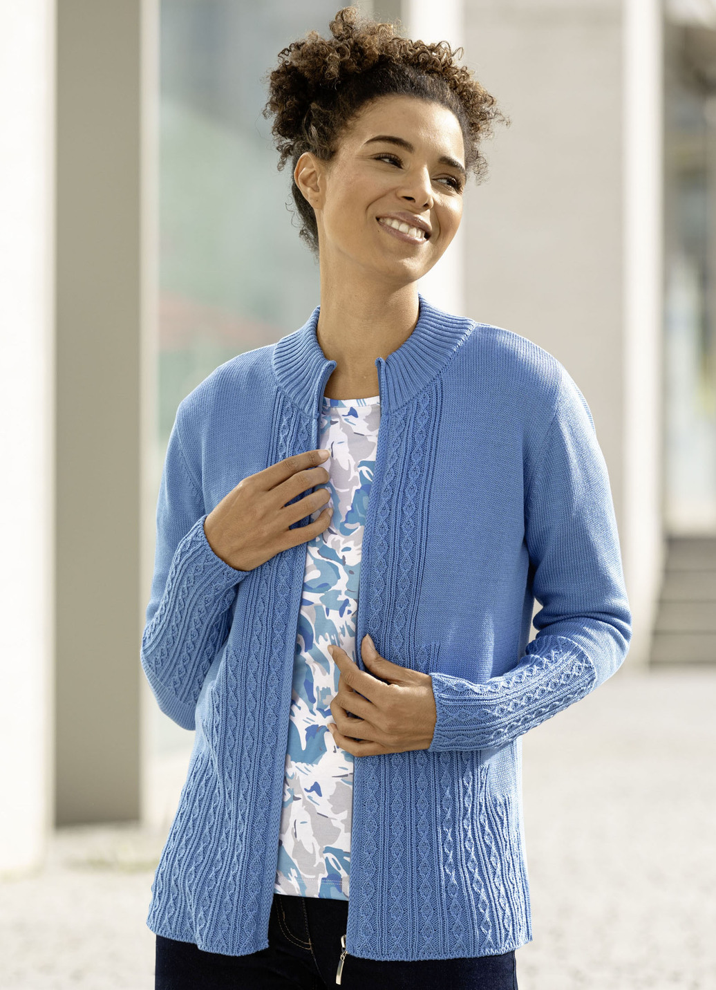 Strickjacke mit Zopfmuster