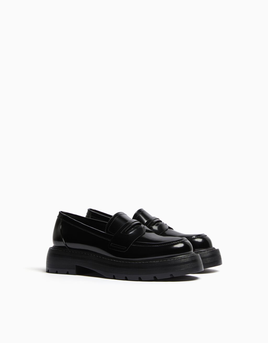 Mocassins com tira de metal e solado tratorado.