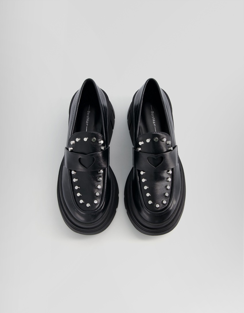 Mocassins com tachas e solado grosso.