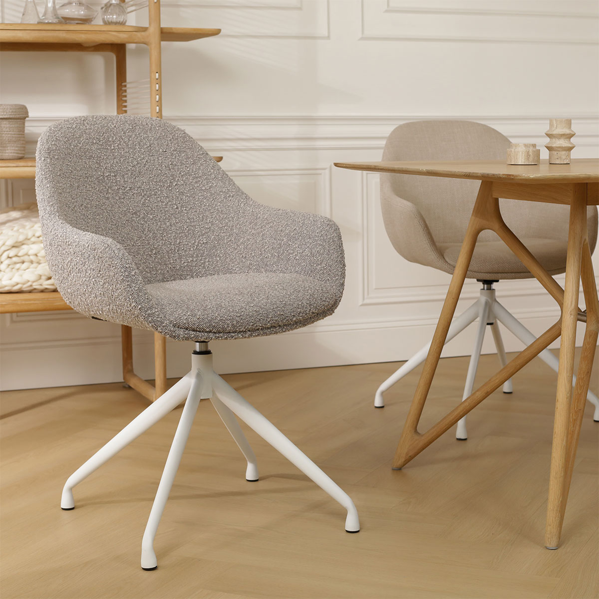 Eetkamerstoel Nola-Mae bouclé taupe - wit onderstel