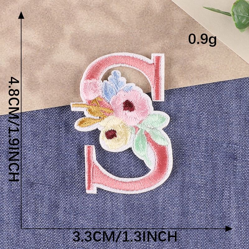 Embroidery Kingdom - Geborduurde applicatie met bloemenalfabet (verschillende ontwerpen)