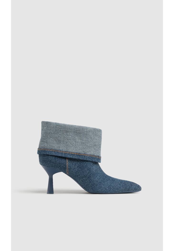 Botas de cano curto de salto alto em jeans